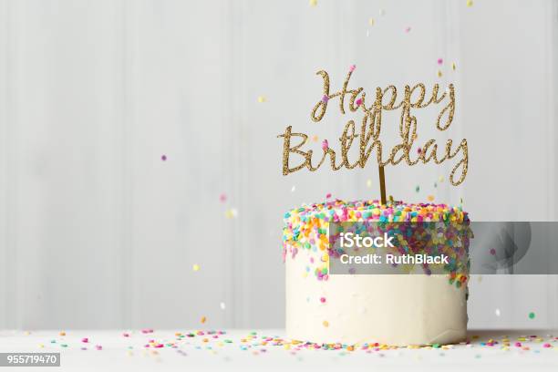 Торт Ко Дню Рождения С Золотым Знаменем — стоковые фотографии и другие картинки День рождения - День рождения, Торт ко дню рождения, Торт