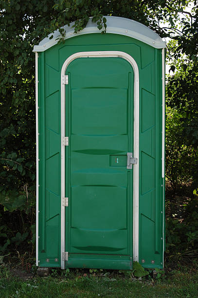 vert porta pot - porta potty photos et images de collection