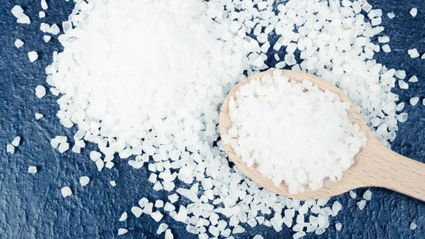 istock Coarse sea salt on dark background. Top view. 955723912