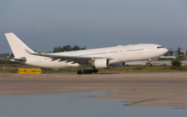 istock Commercial airliner landing 955729134