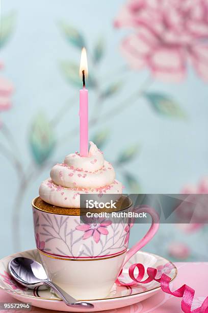 Aniversário Bolinho - Fotografias de stock e mais imagens de Aniversário - Aniversário, Bolinho, Chama