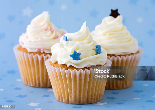 Foto de Cupcakes e mais fotos de stock de Alimentação Não-saudável - Alimentação Não-saudável, Assado no Forno, Azul