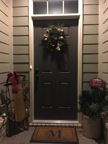 front door christmas welcome - doormat door christmas holiday imagens e fotografias de stock