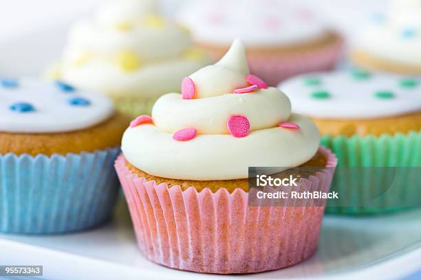 Foto de Cupcakes e mais fotos de stock de Alimentação Não-saudável - Alimentação Não-saudável, Assado no Forno, Azul