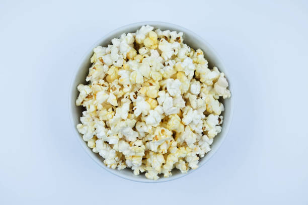 istock Flat lay of pop corn bowl on a white background,Top view 955733664