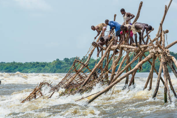 漁師の wagenia 滝、キサンガニ、コンゴ川 - congo river ストックフォトと画像