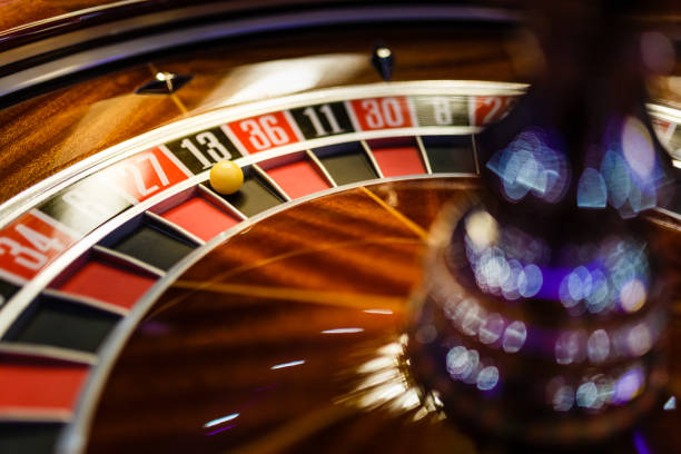 ルーレットホイールクローズアップ - roulette wheel ストックフォトと画像