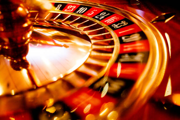 ruota della roulette che gira - roulette roulette wheel gambling spinning foto e immagini stock