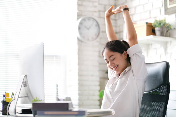 femme d’affaires relax du travail. au bureau - chaise de bureau photos et images de collection