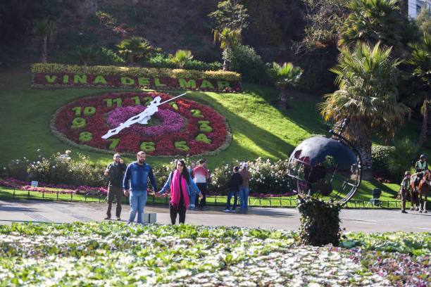 flower clock viña del mar, Chile - April 02, 2018: Tourists at the flower clock. this structure is one of the main landmarks of the city. vina del mar chile stock pictures, royalty-free photos & images