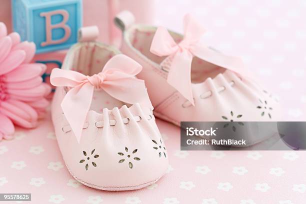 Sapatos De Bebé - Fotografias de stock e mais imagens de Chá de Bebé - Chá de Bebé, Cor de rosa, Bloco de Construção