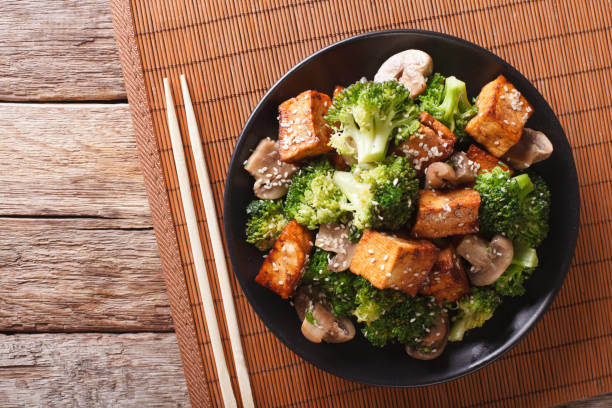 bohnenkraut sautierten chinesisches mischgemüse mit knusprig gebratenem tofu. horizontale ansicht von oben - tofu chinese cuisine vegetarian food broccoli stock-fotos und bilder