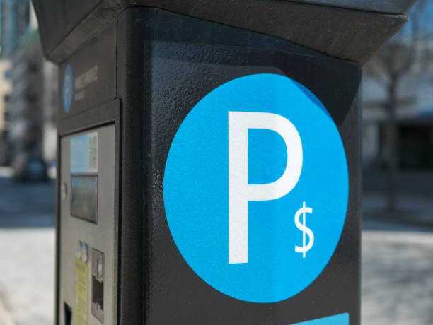 istock Car and parking machine with electronic payment 955788828