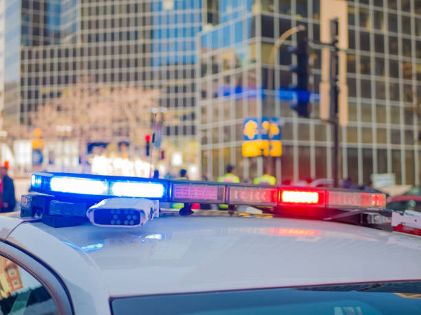 samochód policyjny reaguje na sytuację awaryjną - police quebec traffic montreal zdjęcia i obrazy z banku zdjęć