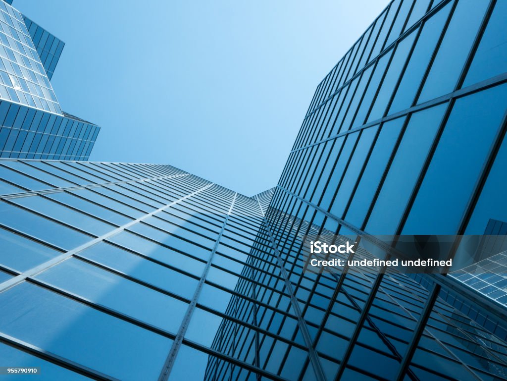 Ansicht der modernen Gebäude mit einem klaren blauen Himmel im Hintergrund - Lizenzfrei Außenaufnahme von Gebäuden Stock-Foto