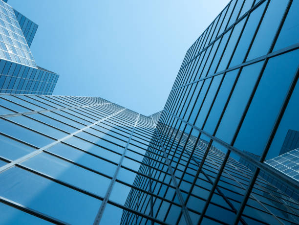 ansicht der modernen gebäude mit einem klaren blauen himmel im hintergrund - architecture building exterior abstract business stock-fotos und bilder