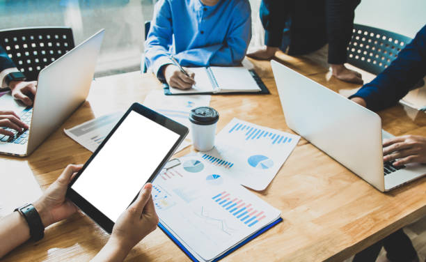 istock Business team meeting working on digital tablet, point to discuss the graph up and down of economy .Selective Focus 955791432