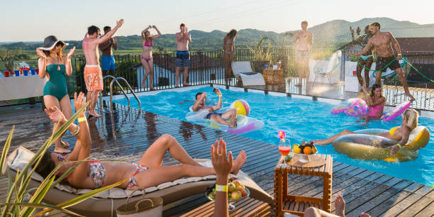 jeunes ayant pool party - swimming trunks swimwear summer bikini photos et images de collection