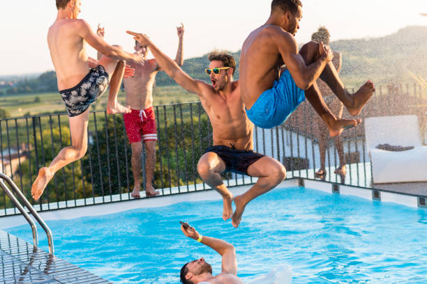 junge menschen, die pool-party - swim truncks stock-fotos und bilder