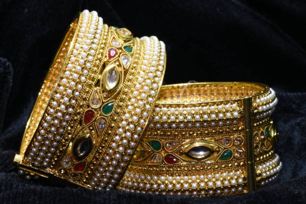 黒い背景と金色のブレスレット ペア - bracelet jewelry personal accessory wristband ストックフォトと画像