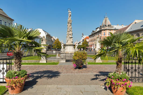 sculpture immaculata ou colonne de la peste à kosice en slovaquie. - immaculata photos et images de collection