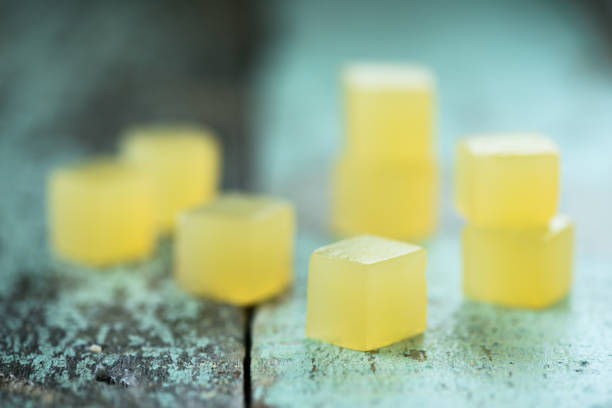 desserts végétaliens. cubes de gelée maison agar sur fond rustique minable - agar jelly photos et images de collection