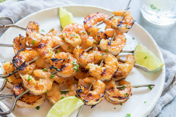 camarón brochetas a la parrilla - shrimp grilled prepared shrimp barbecue fotografías e imágenes de stock