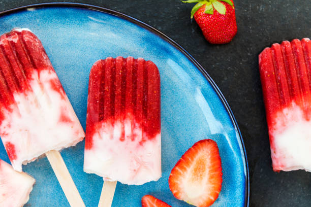 istock Strawberry Popsicle with Strawberry Juice 955823510