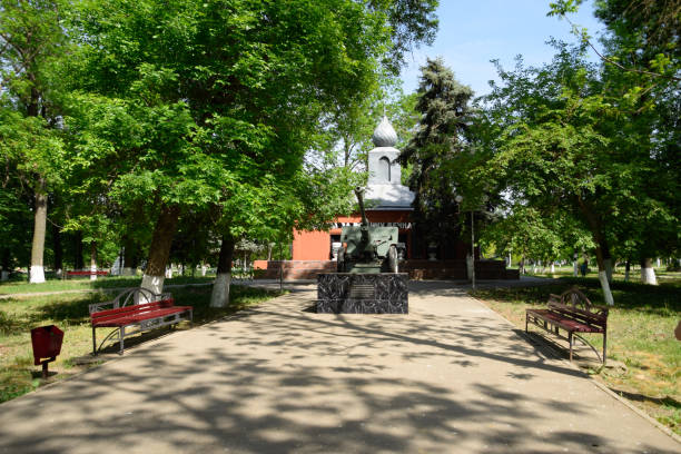 monument in honor of victory in the second world war. an artillery cannon and a building with pots of earth from battle sites. - veteran world war ii armed forces military imagens e fotografias de stock