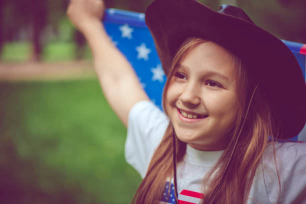 little girl celebrating fourth of july - child flag fourth of july little girls imagens e fotografias de stock