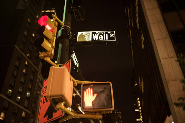 istock Wall street sign illuminated on a traffic light pole at night 955845428