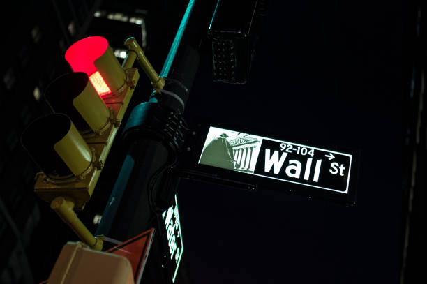istock Wall street sign illuminated on a traffic light pole at night 955845442