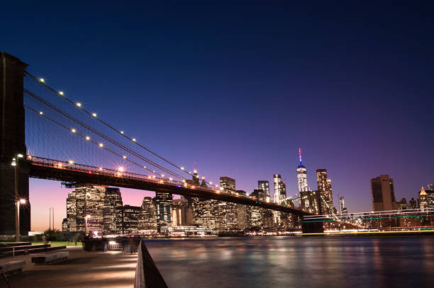 jembatan brooklyn dan skyline manhattan yang diterangi di malam hari dengan langit biru dan Longest bridges