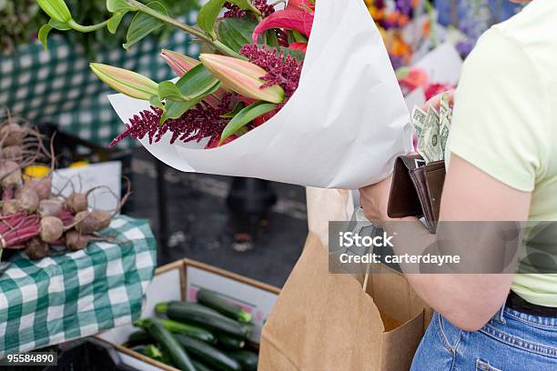 Donna Paga In Contanti Per I Fiori Freschi Presso Il Farmers Market - Fotografie stock e altre immagini di Adulto