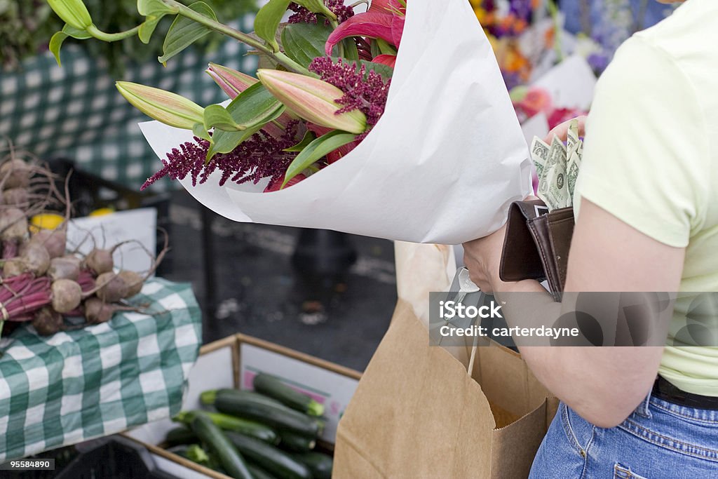 여자 지불하는 현물인도 신선한 꽃, 파머스 마켓 - 로열티 프리 1 달러 지폐-미국 지폐 통화 스톡 사진