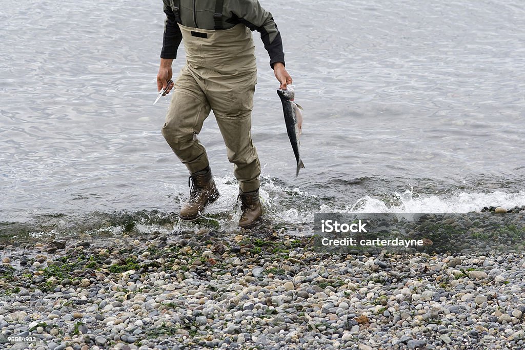 Pescador con su limpiar y gutted salmón - Foto de stock de 30-34 años libre de derechos