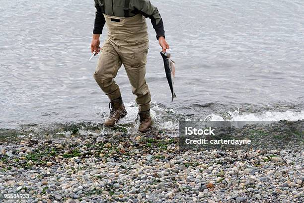 Pescatore Con Suo Pulito E Gutted Salmone - Fotografie stock e altre immagini di 30-34 anni - 30-34 anni, Abbigliamento sportivo, Acqua