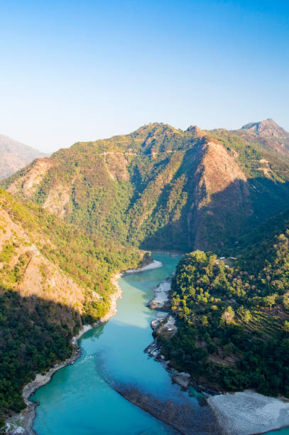 인도 리 시 케시에 그들 사이 흐르는 갠지스 강 일부 산의 멋진 녹색 봉우리 - the world natural and cultural heritage 뉴스 사진 이미지