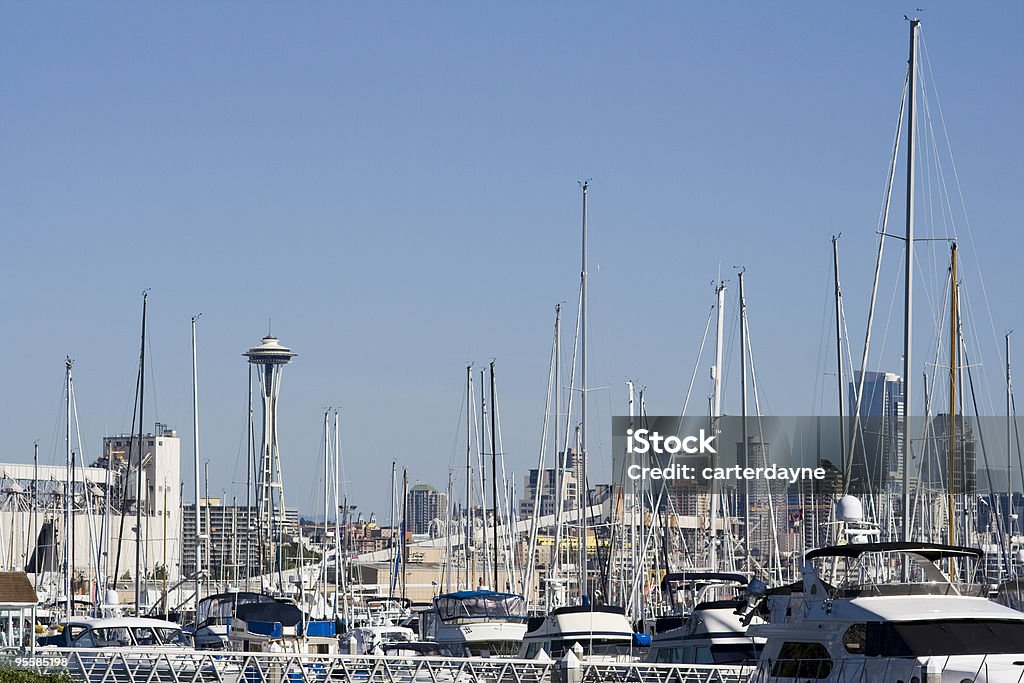 Horizonte de Seattle Space Needle, con vista a la Marina - Foto de stock de Navegación en yate libre de derechos