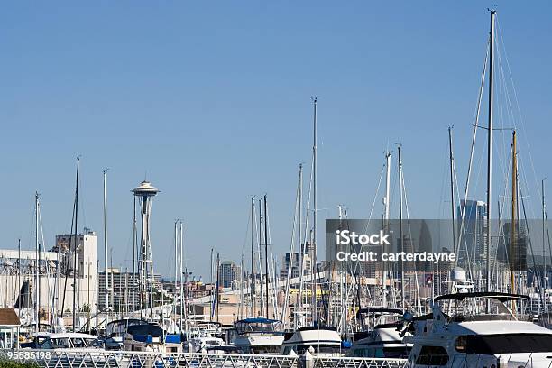 Horizonte De Seattle Space Needle Con Vista A La Marina Foto de stock y más banco de imágenes de Navegación en yate