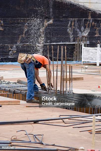 Bauarbeiter Mit Rebar Stockfoto und mehr Bilder von 20-24 Jahre - 20-24 Jahre, Anstrengung, Arbeiten