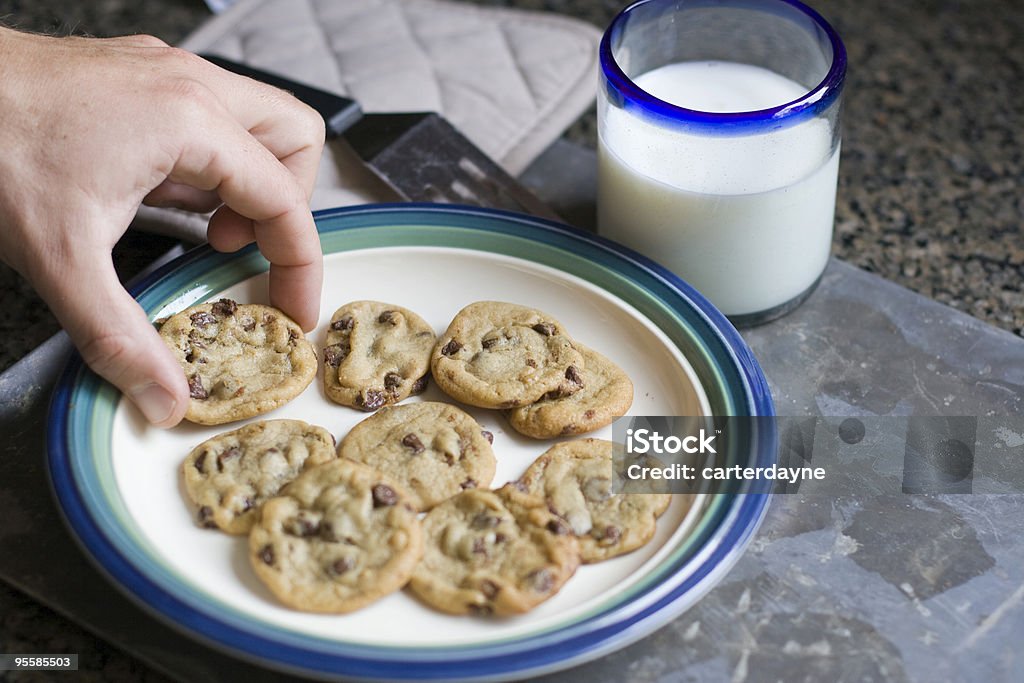Tomando um cookie - Foto de stock de Abundância royalty-free