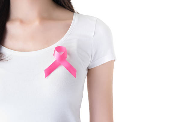 женщина с розовой лентой на груди, поддерживая символ осведомленности рака молочной железы - поддерживая стоковые фото и изображения
