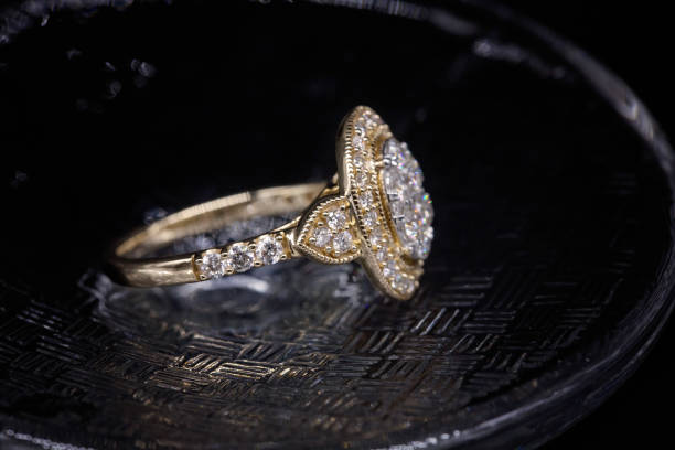 anello di diamanti halo - fondo raggera foto e immagini stock