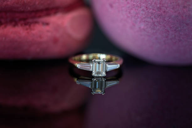 diamante taglio smeraldo con riflessione - jewelry gem gold reflection foto e immagini stock