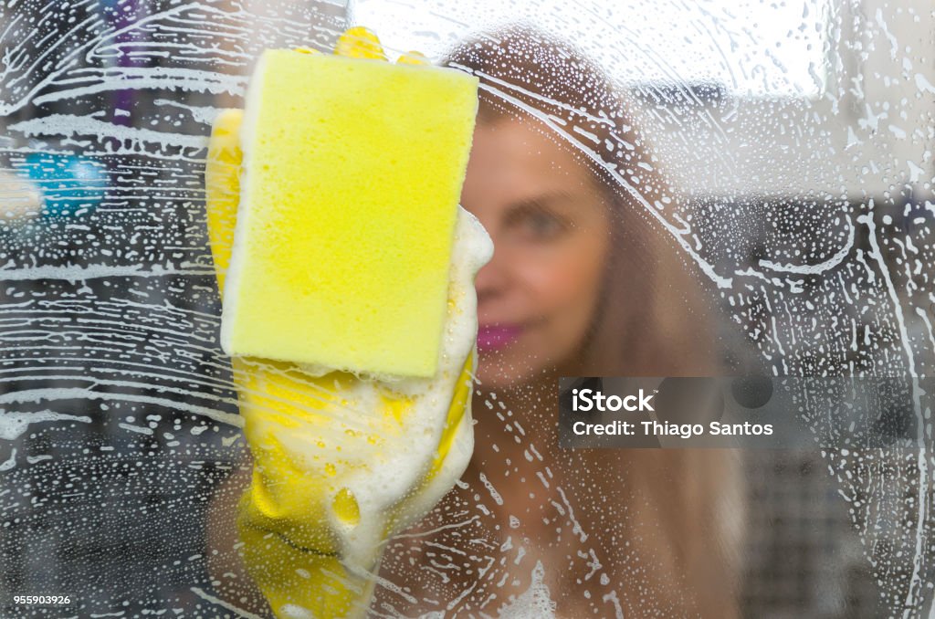 Très bon concept de nettoyage domestique, jeune femme blonde, nettoyage des vitres de la salle de bain. - Photo de Nettoyer libre de droits
