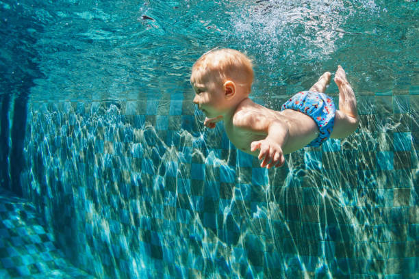 bambino salta sott'acqua in piscina - swimming pool swimming summer underwater foto e immagini stock