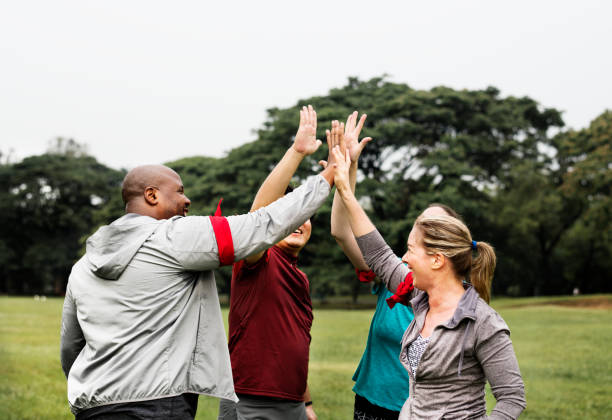 zróżnicowani ludzie tworzący wysoką piątkę - exercising group of people outdoors sport zdjęcia i obrazy z banku zdjęć