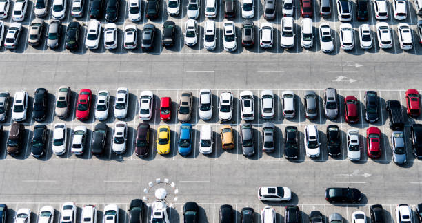 vista aérea de los automóviles en un estacionamiento - traffic car street parking fotografías e imágenes de stock