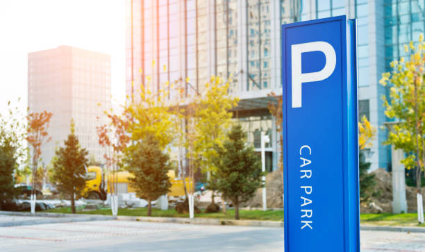 um azul estacionamento sinal ao lado da estrada - parking sign letter p road sign sign - fotografias e filmes do acervo